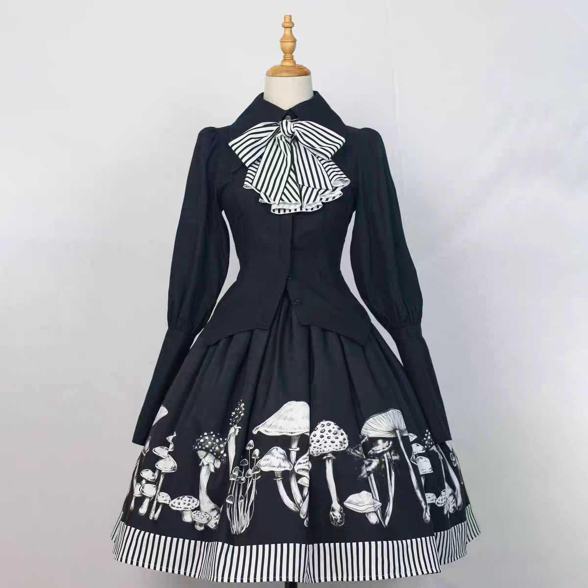[Oath] Gothic style lamb leg sleeve shirt