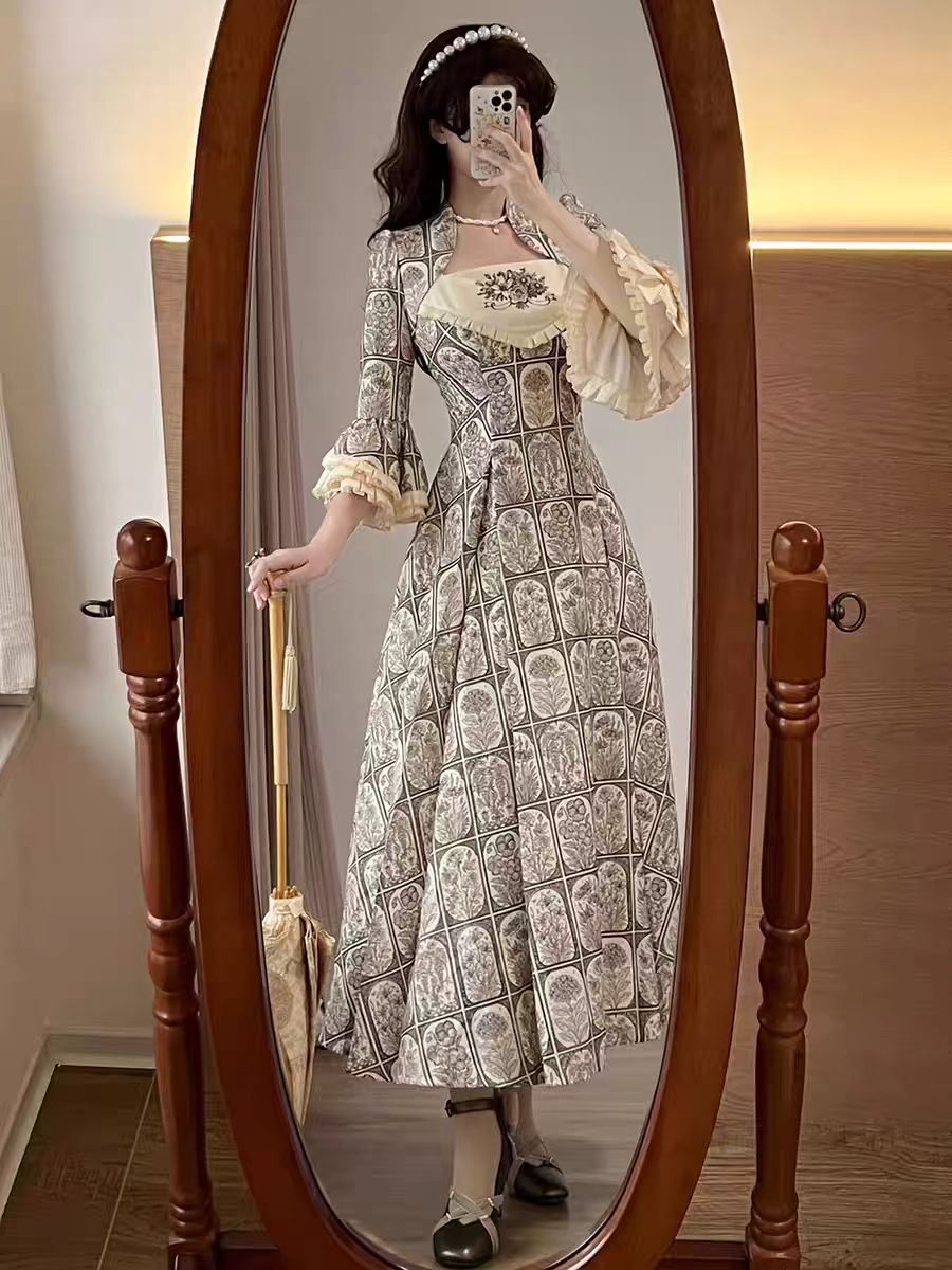 Plant encyclopedia short jacket lolita, paired with a small sleeved open top coat