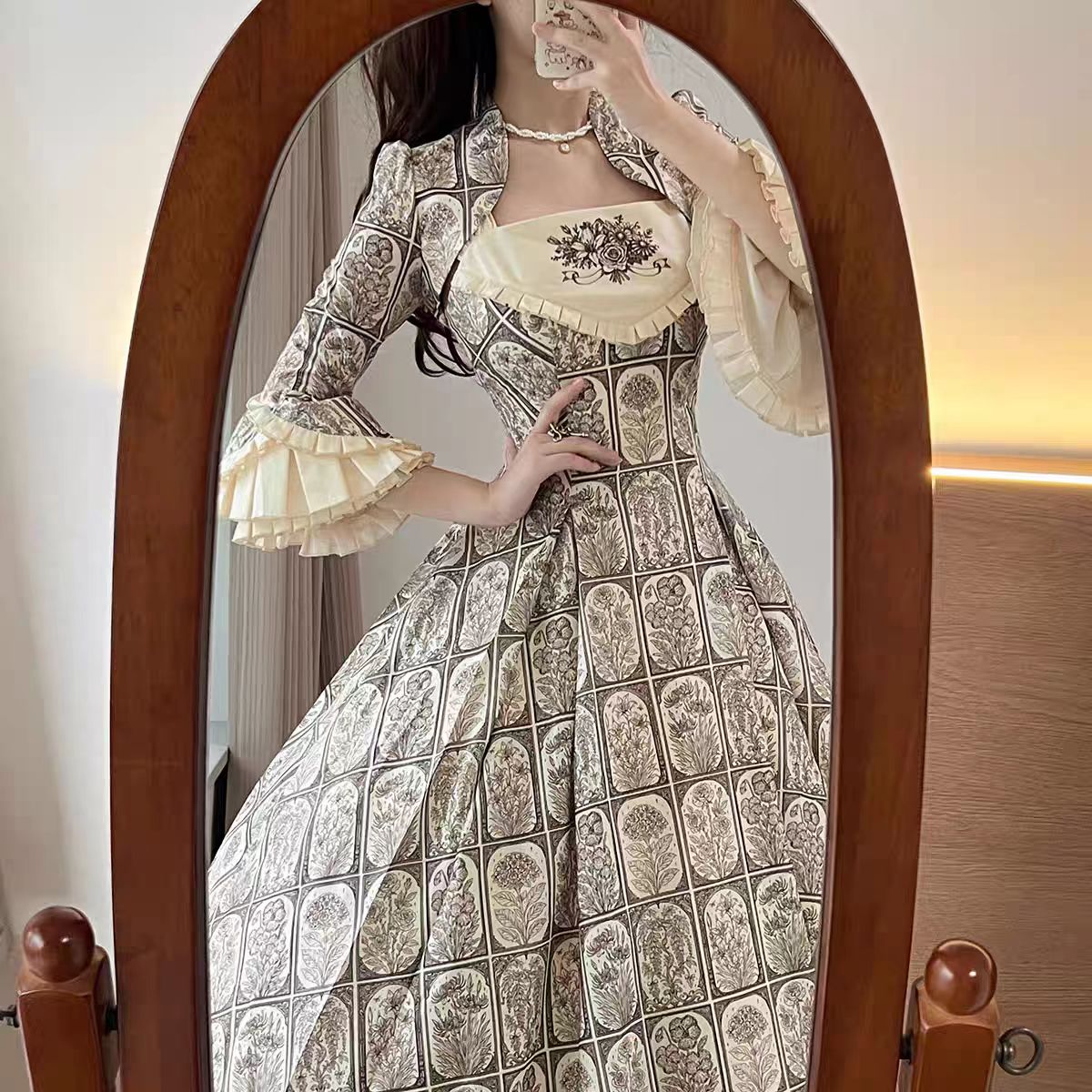 Plant encyclopedia short jacket lolita, paired with a small sleeved open top coat